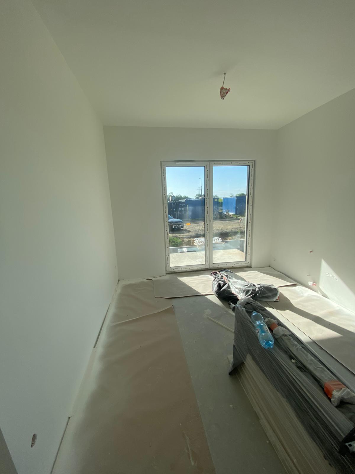 Malowanie mieszkań Zabrze – pokój po malowaniu na jasne kolory